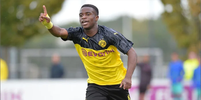 Masa-Depan-Moukoko-di-Borussia-Dortmund